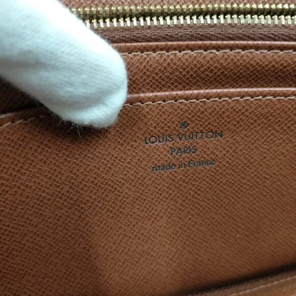 Authentic Louis Vuitton Brown Monogram Wallet mn378-030526